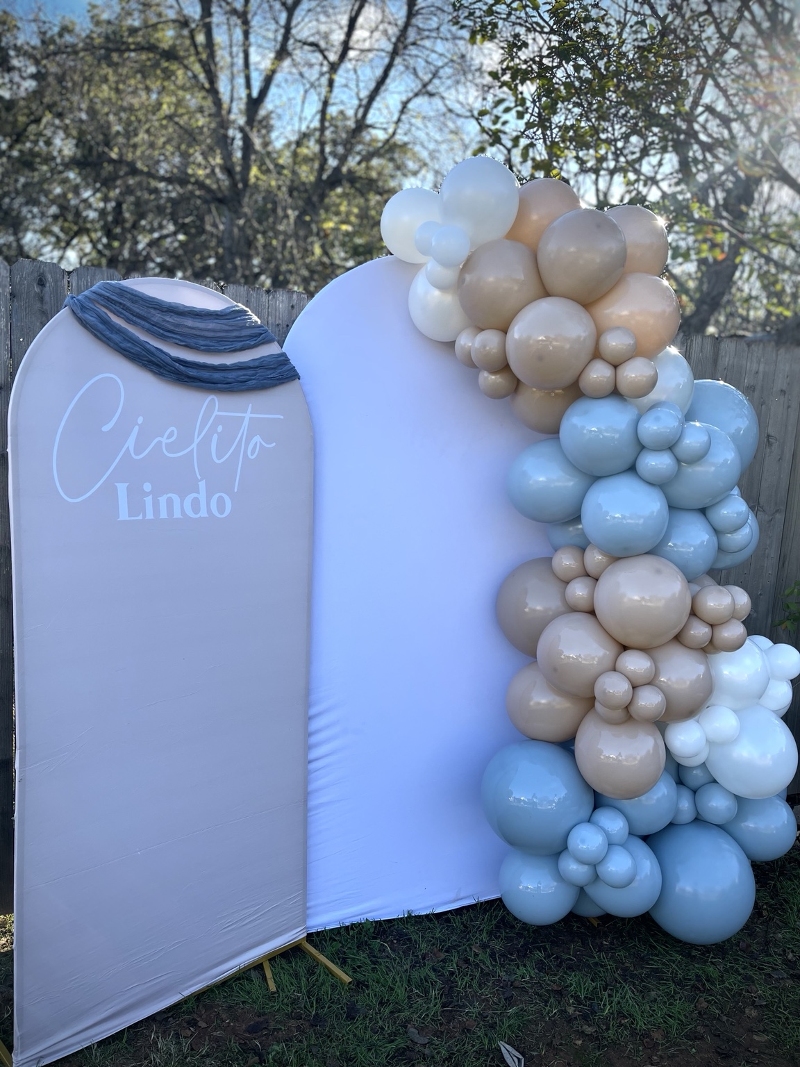Airy Celebrations blue and neutral balloon installation